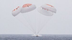 Los cuatro astronautas de la Crew-10 amerizan frente a EE.UU. tras cinco meses en el espacio