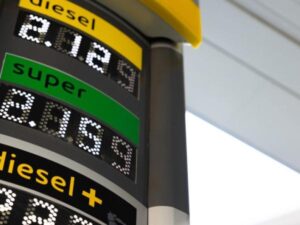 Los más ricos ‘deben pagar deuda del Fondo de Combustibles en nueva reforma tributaria’ | Gobierno | Economía