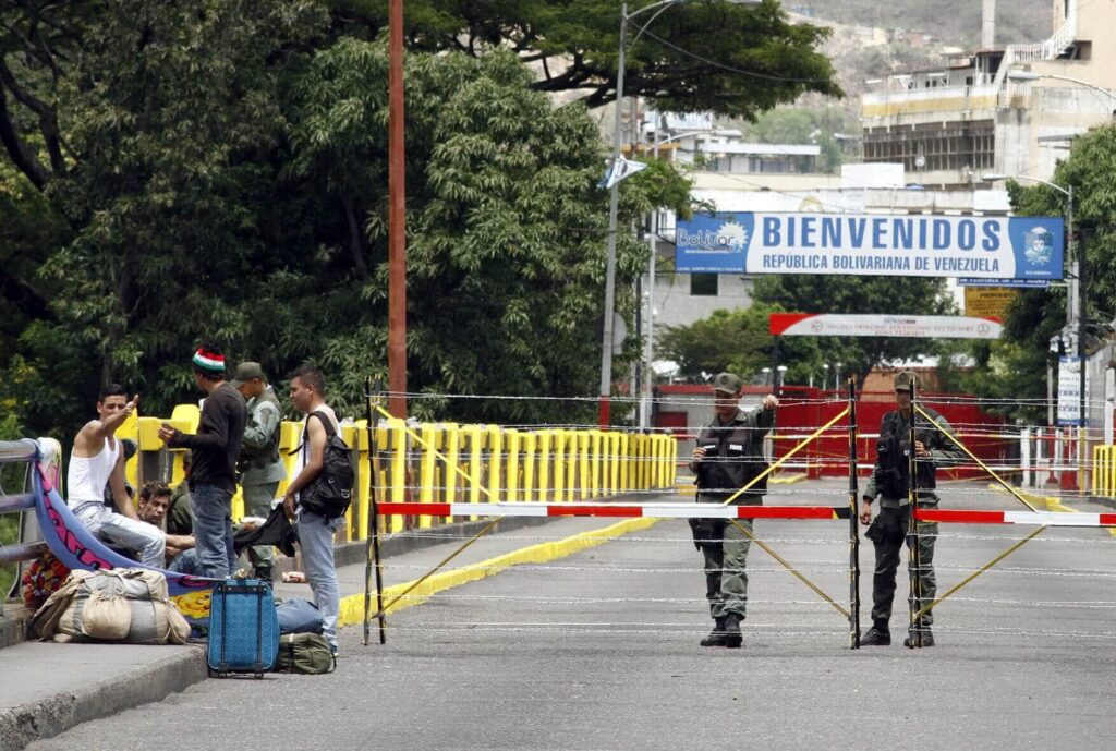 Maduro multiplica tropas en la frontera