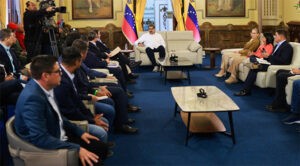 Maduro recibe a alcaldes de oposición en Palacio de Miraflores