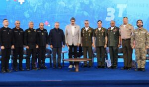 Maduro se rodeó de altos oficiales antes de advertir a los EEUU que «no se atrevan» (VIDEO)