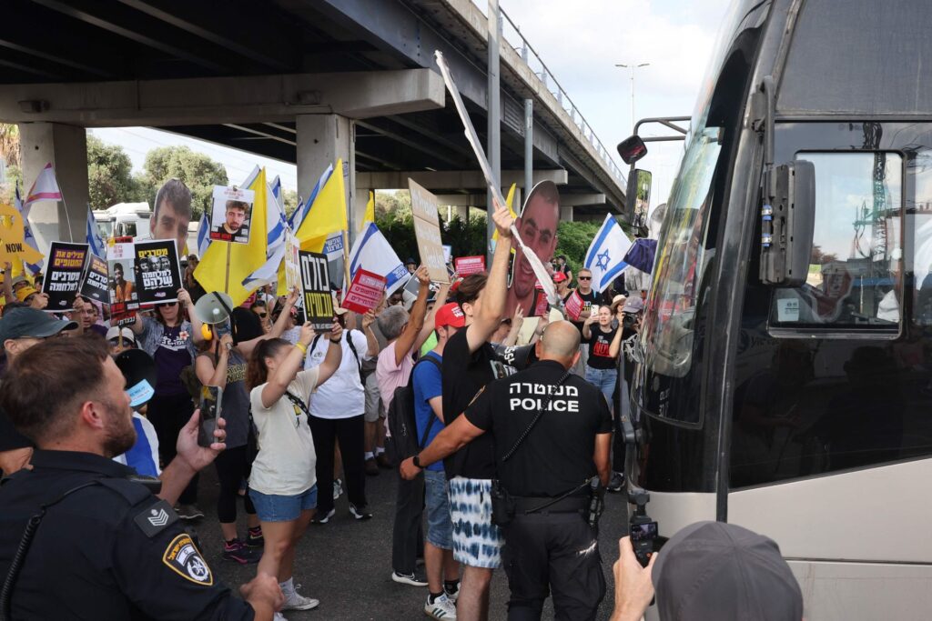 Manifestantes israelíes exigen el fin de la guerra y la liberación de los rehenes retenidos en Gaza