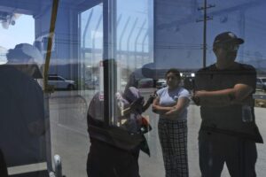 Mantienen orden que bloquea redadas indiscriminadas de inmigración de Trump