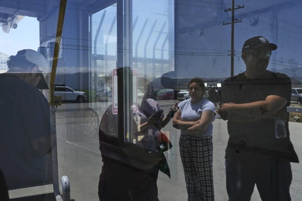 Mantienen orden que bloquea redadas indiscriminadas de inmigración de Trump