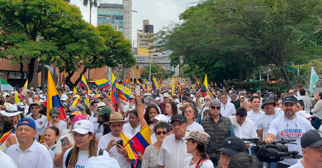 Marchas ‘por la libertad y la democracia’ en apoyo a Uribe