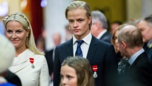 Marius Borg, hijo de Mette-Marit de Noruega, imputado por cuatro violaciones y otros 28 delitos | elperiodico.com
