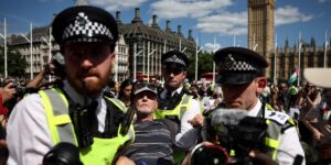 Más de 200 detenidos en una protesta contra la ilegalización de la ONG Palestine Action