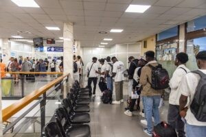 Más de 30 migrantes del CETI de Ceuta parten hacia la península | europapress.es