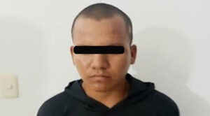 Mata a su novia adolescente de una puñalada en el cuello