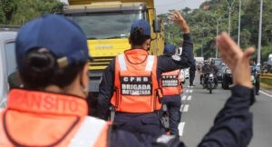 Mecánico fallece al chocar contra un muro y un portón en Aragua