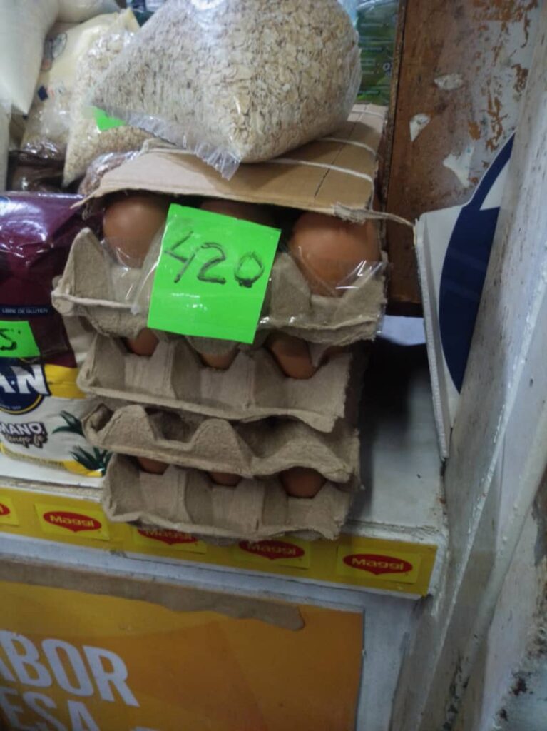 Medio cartón de huevos roza los Bs. 500
