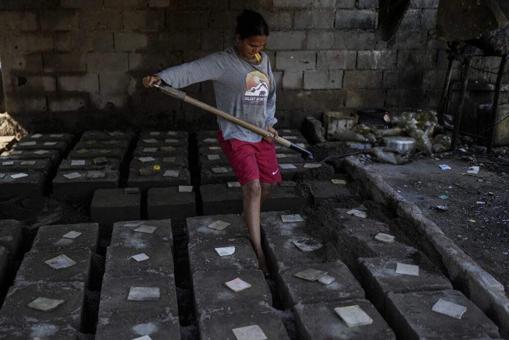 Migrantes que regresan a Venezuela enfrentan deudas