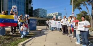 Migrantes venezolanos protestan en La Haya por visita de Delcy Rodríguez a la CPI