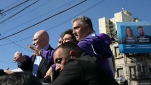 Milei atacado con piedras en acto de campaña en Argentina – DW – 27/08/2025