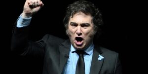 Milei se lanza de lleno a la campaña por las legislativas con un lema provocador: «Kirchnerismo Nunca Más»