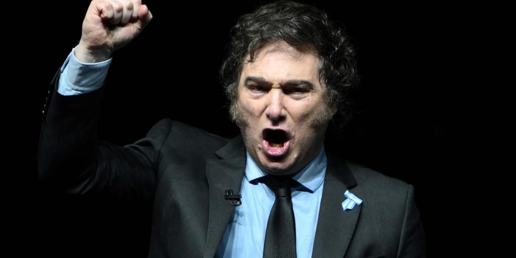 Milei se lanza de lleno a la campaña por las legislativas con un lema provocador: «Kirchnerismo Nunca Más»