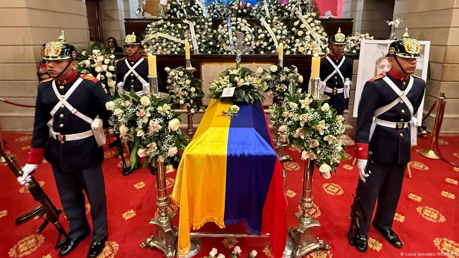 Miles despiden en Bogotá al senador Miguel Uribe Turbay – DW – 13/08/2025