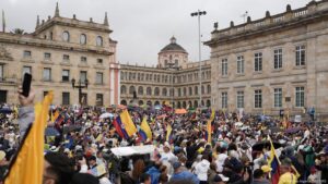 Miles marchan en Colombia en apoyo al expresidente Uribe – DW – 08/08/2025