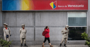 Milicianos le hacen frente a EE.UU organizando cola de la pensión táctica – El Chigüire Bipolar