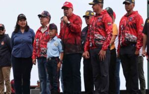 Ministro Cabello reconoció trabajo bomberil y entregó equipos desde La Guaira