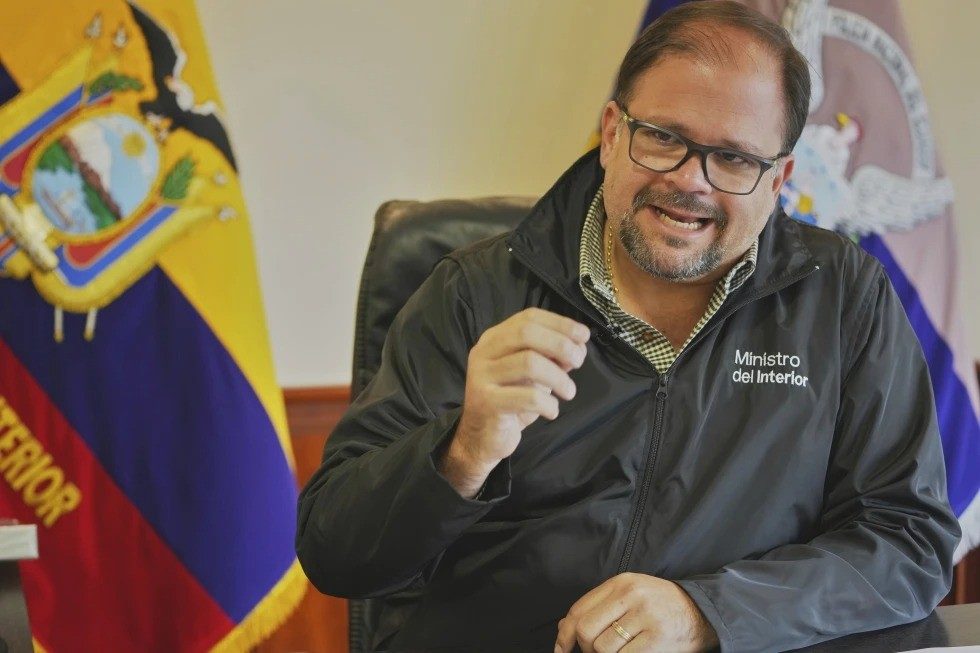 Ministro ecuatoriano expuso la identidad del fiscal que liberó a un asesino venezolano