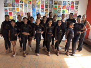 Modelos deslumbran en el desfile de moda Caminos de Colores