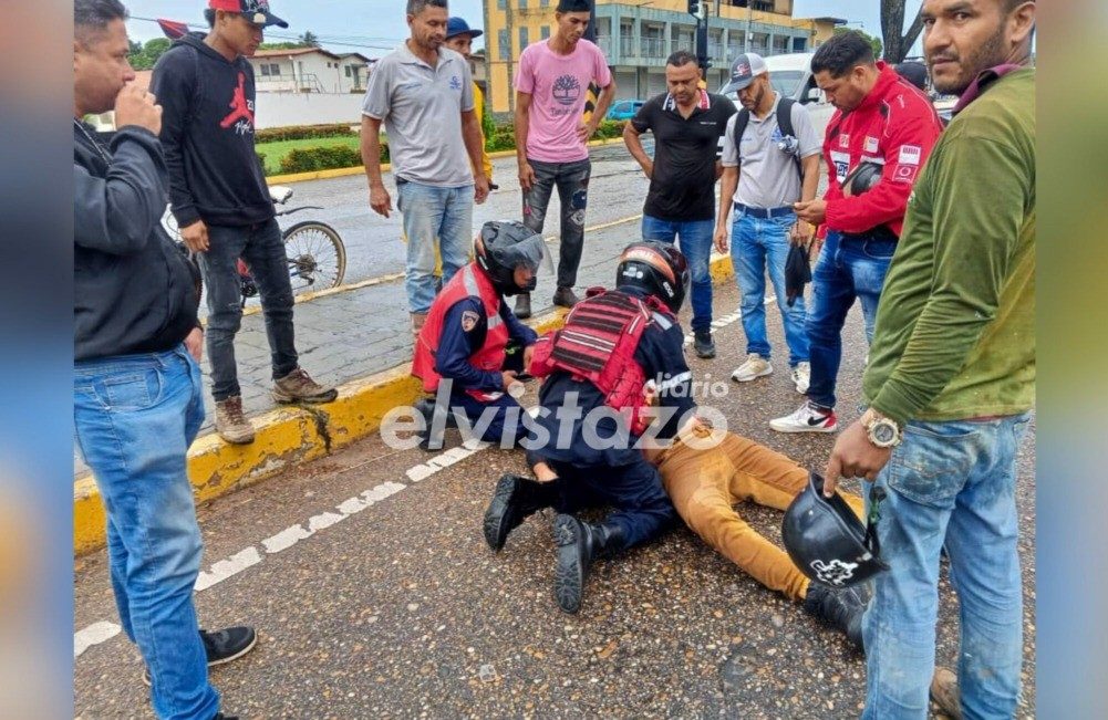 Motorizado de 31 años derrapó su moto la mañana del sábado cerca del semáforo de 25 de Mayo
