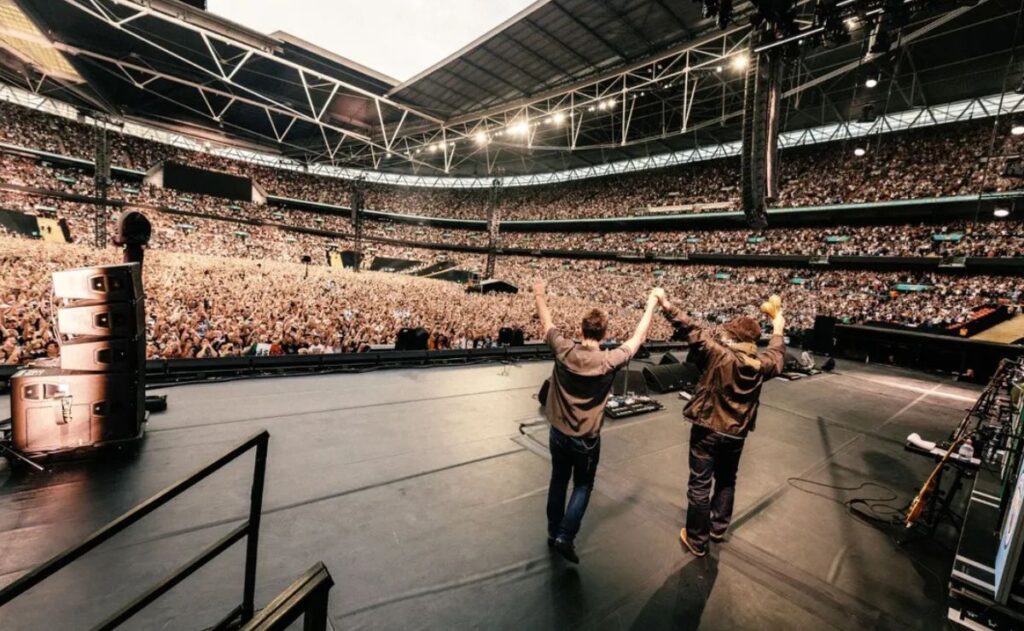 Muere hombre durante concierto de Oasis; banda externa condolencias
