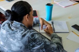Mujeres jóvenes enfrentan barreras que limitan su desarrollo