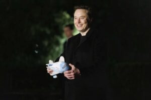 Musk y Altman, enzarzados en X acerca por la libre competencia de sus empresas en Apple