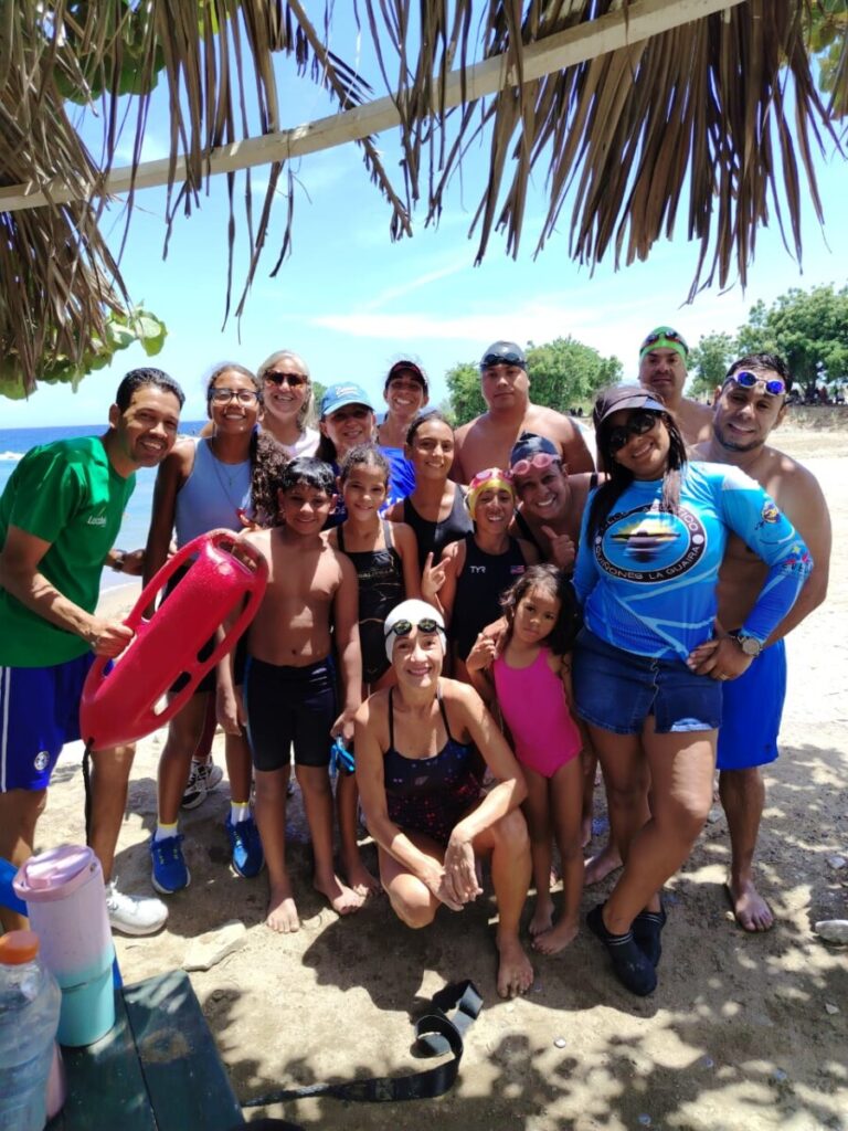 Natación celebró aniversario de Macuto con actividad de aguas abiertas