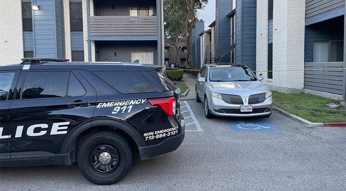 Niños informan a la policía que sus padres yacen muertos en casa
