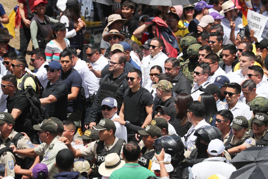 Noboa encabeza marcha contra Corte Constitucional de Ecuador para buscar "justicia y paz"