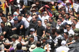 Noboa encabeza marcha contra Corte Constitucional de Ecuador para buscar «justicia y paz»
