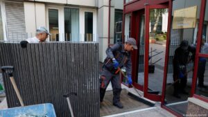 Oficina de la UE en Kiev, dañada tras masivo ataque de Rusia – DW – 28/08/2025