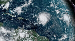 Ordenan evacuaciones en islas de Carolina del Norte por paso del huracán Erin