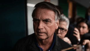 Ordenan prisión domiciliaria para Bolsonaro en Brasil en medio de la disputa con EE.UU.