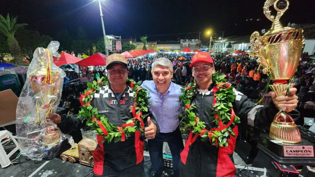 Padre e hijo fueron los campeones del concurso nacional de tractomulas en reversa que convocó a los 154 mejores ‘muleros’ del país en Samacá, Boyacá