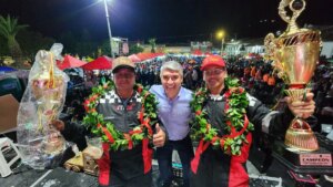 Padre e hijo fueron los campeones del concurso nacional de tractomulas en reversa que convocó a los 154 mejores ‘muleros’ del país en Samacá, Boyacá