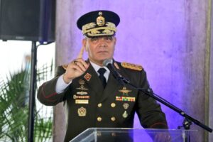Padrino López asegura que cada comuna debe tener sus hombres armados