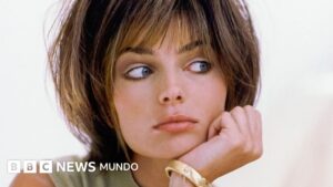 Paulina Porizkova, la supermodelo que de niña fue el rostro de una causa política y ahora sorprende apareciendo sin filtro