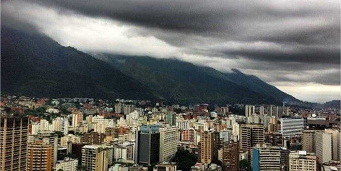 Persiste nubosidad y lluvias en gran parte del país este lunes