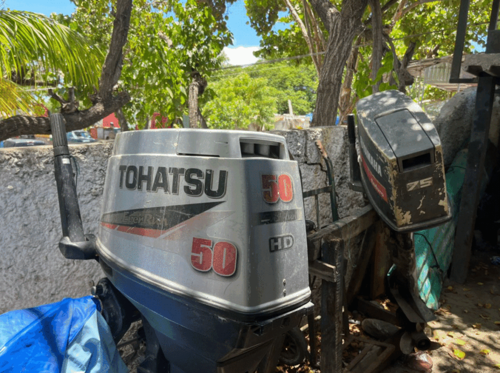 Pescadores trabajan con motores reparados