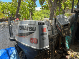 Pescadores trabajan con motores reparados