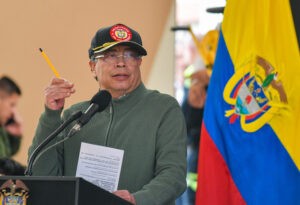 Petro dice que pidió militarizar la frontera del lado venezolano para enfrentar «la mafia»