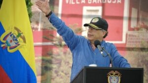 Petro enfila su último año de presidencia en Colombia con el logro de reducir la pobreza y el fracaso de su plan de «paz total» | elperiodico.com