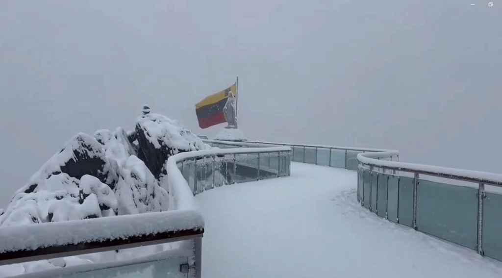 Pico Espejo de Mérida cubierto de nieve este domingo 17 de agosto