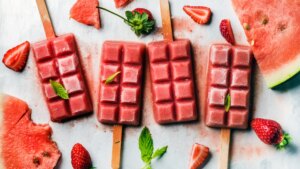 Polos caseros de sandia y fresa, ideales para darle un giro al verano