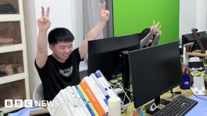 Por qué muchos jóvenes en China pagan para ir a una oficina y fingir que trabajan