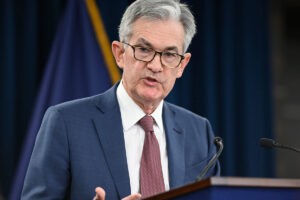 Powell abre la puerta a una bajada de tipos de la Fed | europapress.es